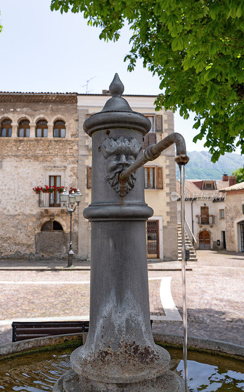 意大利阿布鲁佐Campo di Giove Abruzzo镇广场上的饮水机